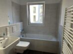 Exklusive Wohnung mit großem Balkon und 2 Tageslichtbädern - Badezimmer mit Wanne und Dusche - Zugang von Flur