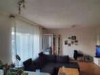 Großzügige Maisonettewohnung inkl. 2 Garagenstellplätzen in zentraler Lage - Wohnzimmer Zugang Balkon