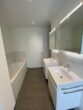 ERSTBEZUG: Exklusive und hochwertige 3 - Zimmerwohnung mit eigenem Gartenanteil im Herzen von Weinheim - Badezimmer